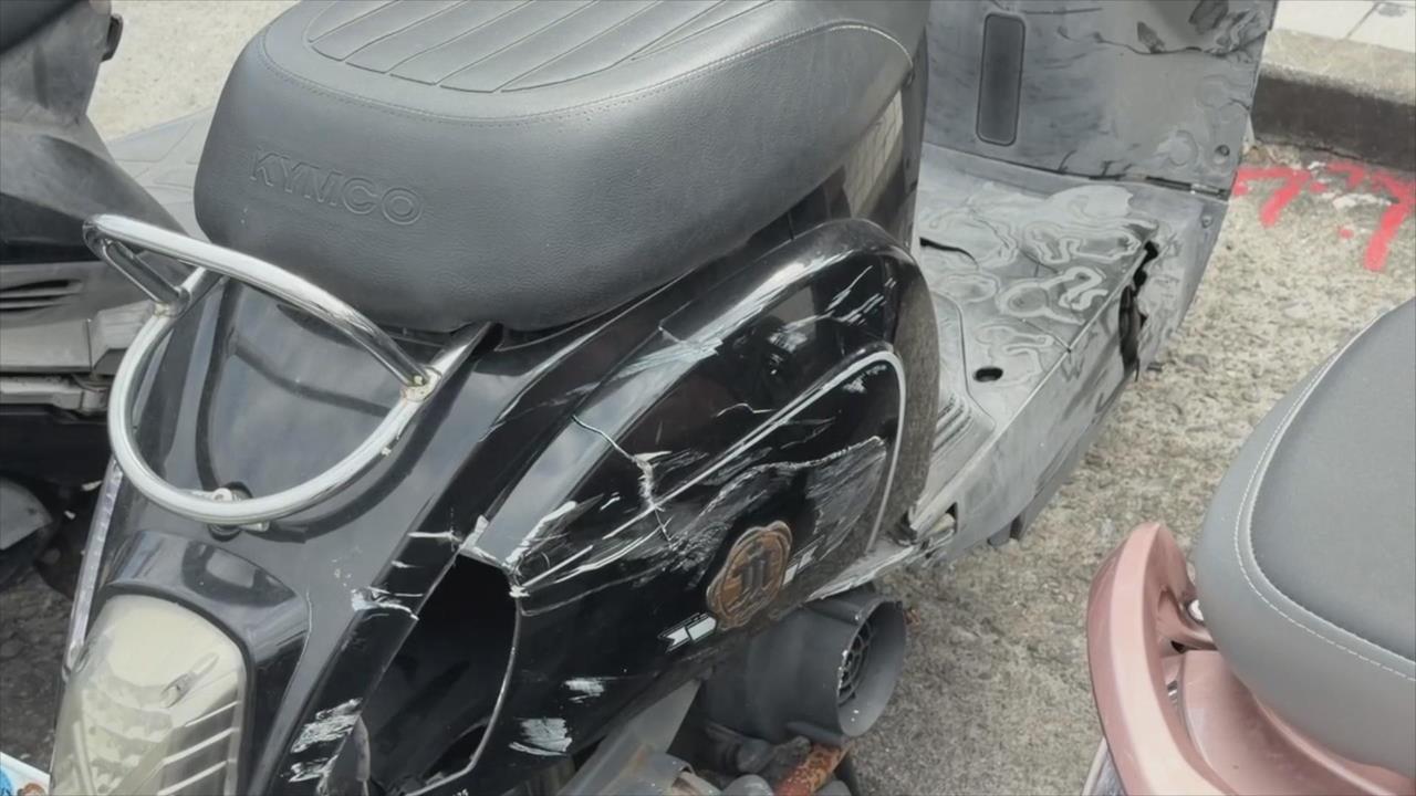 高齡駕駛!台南車輛失控衝安全島 嘉義駕駛誤踩油門衝進超商撞歪貨架