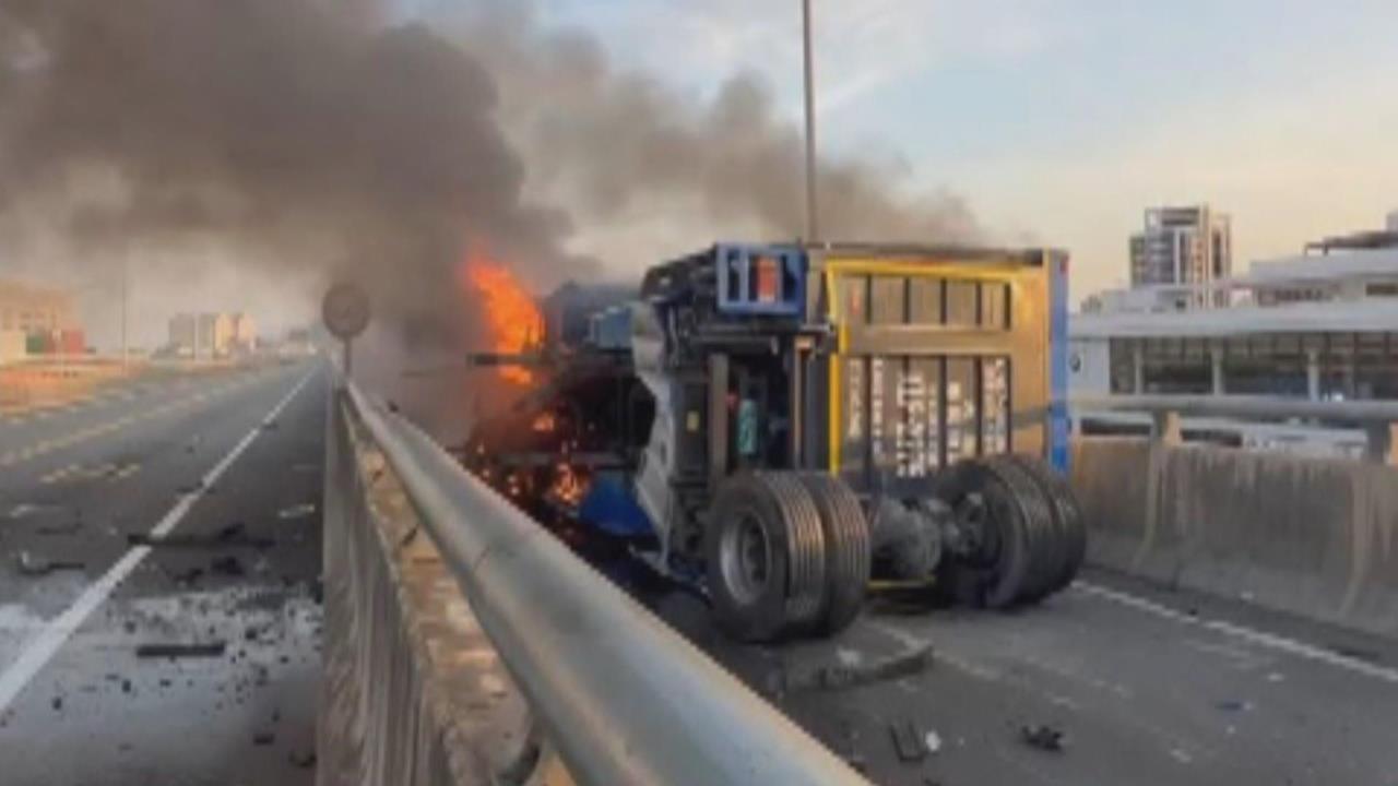 快新聞／高雄火燒車！大貨車撞護欄翻覆起火　警消尋獲1焦屍