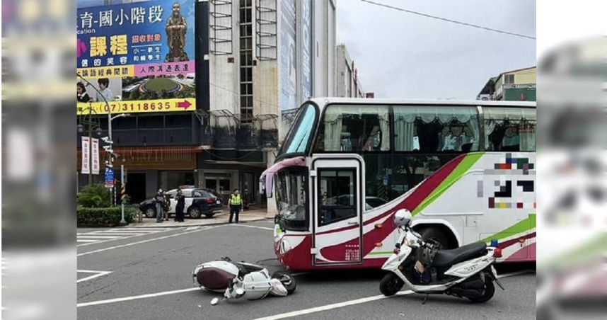 高雄三民區紅燈闖撞遊覽車　女騎士煞不住驚險車禍曝光
