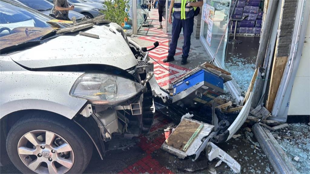 南投轎車撞進超商「玻璃全碎」　肇事駕駛：踩不到煞車
