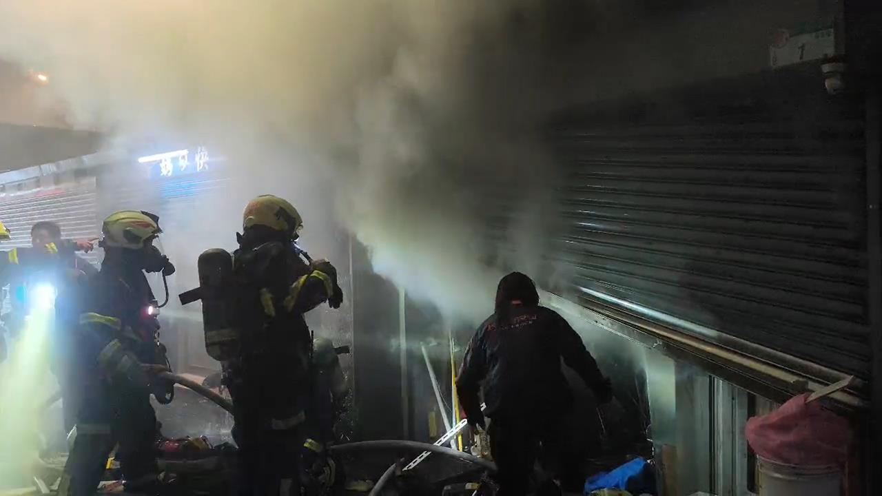 最新／北市延平北路五段大量煙濃冒出　消防已救出3人