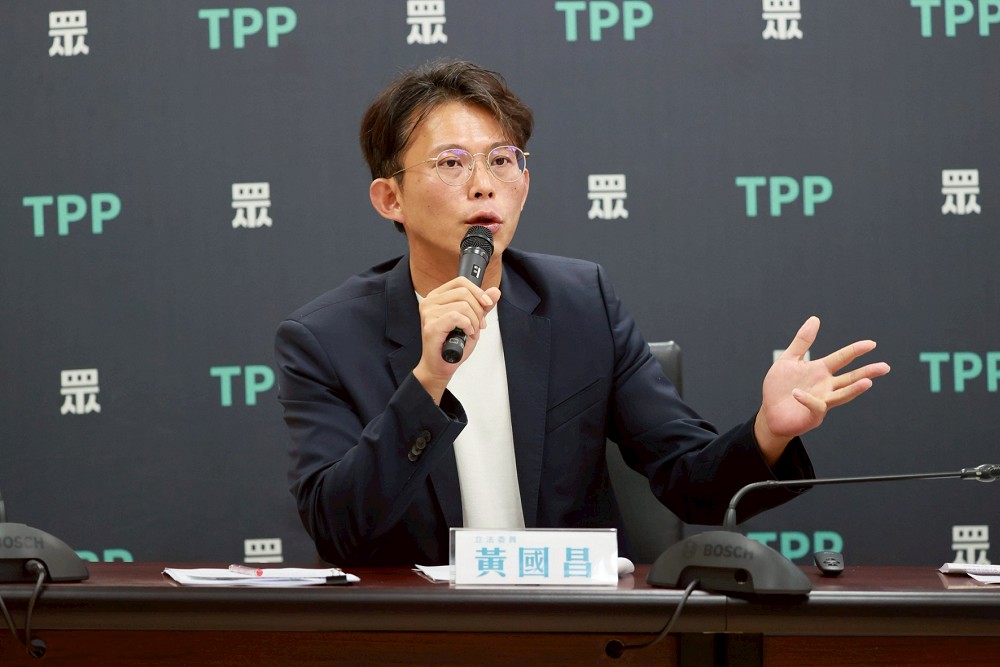 核三重啟公投辯論對戰　黃國昌對上20歲少女吳亞昕