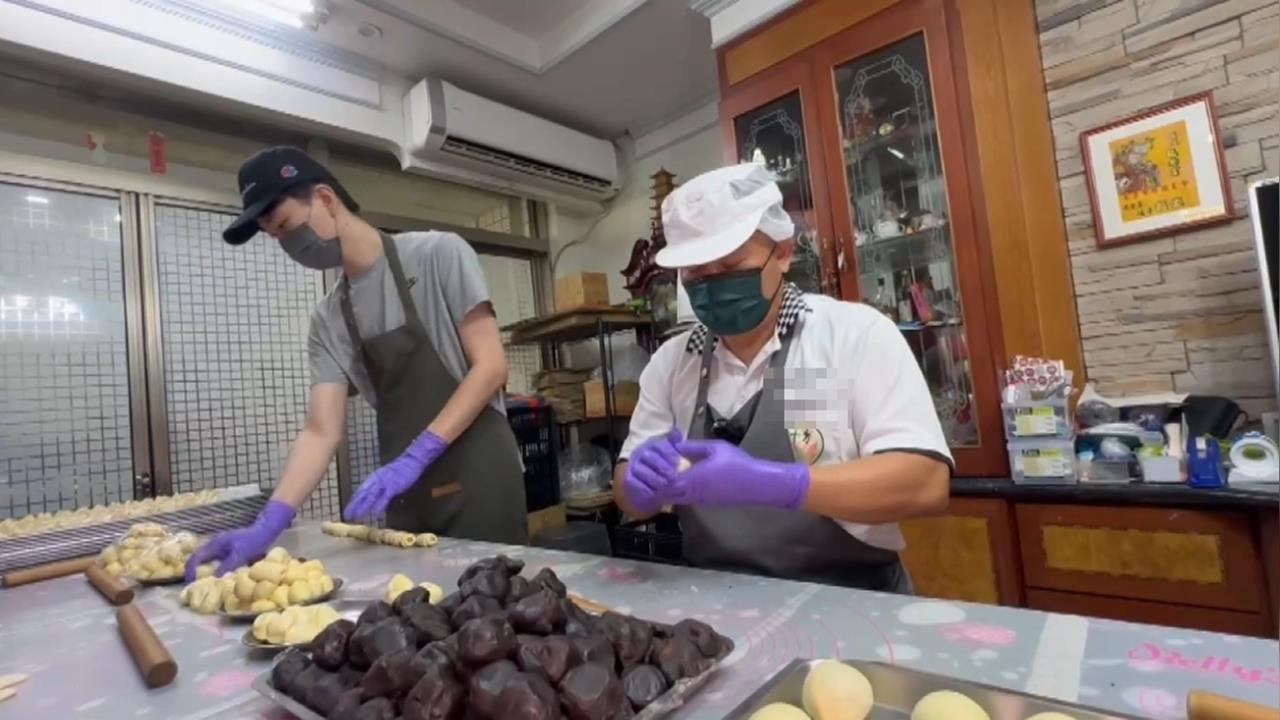 森七七！買嘸蛋黃酥留一顆星負評　業者搬人形立牌致歉