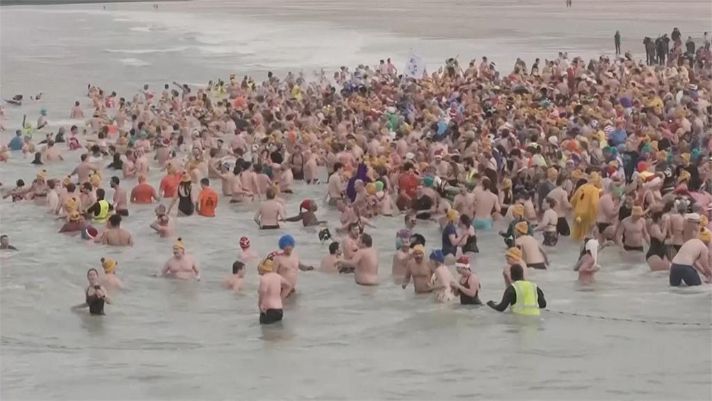 比利時35年傳統「海邊冬泳」　4000名勇者不畏個位數溫度跳進北海迎新年