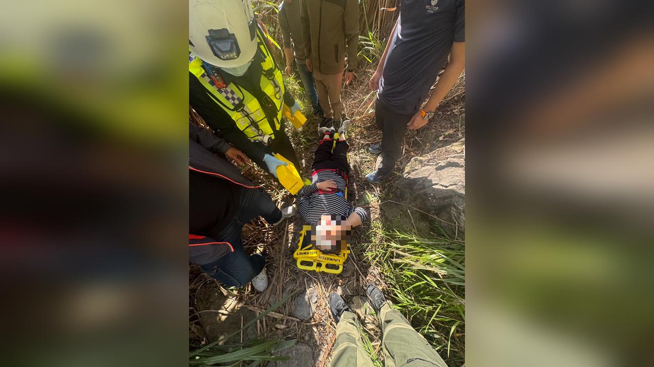快新聞／消防員辛苦了！苗栗元旦2起山友受傷案　水雲吊橋救援趕赴虎山畫面曝