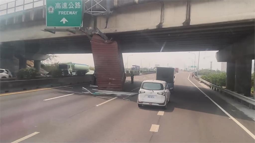 國1麻豆段貨櫃彈起「直立卡橋」　下營段五車連環事故2人送醫