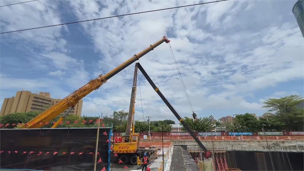 碰！台鐵地下化施工吊臂突斷裂　吊鉤砸破鐵皮遮雨棚