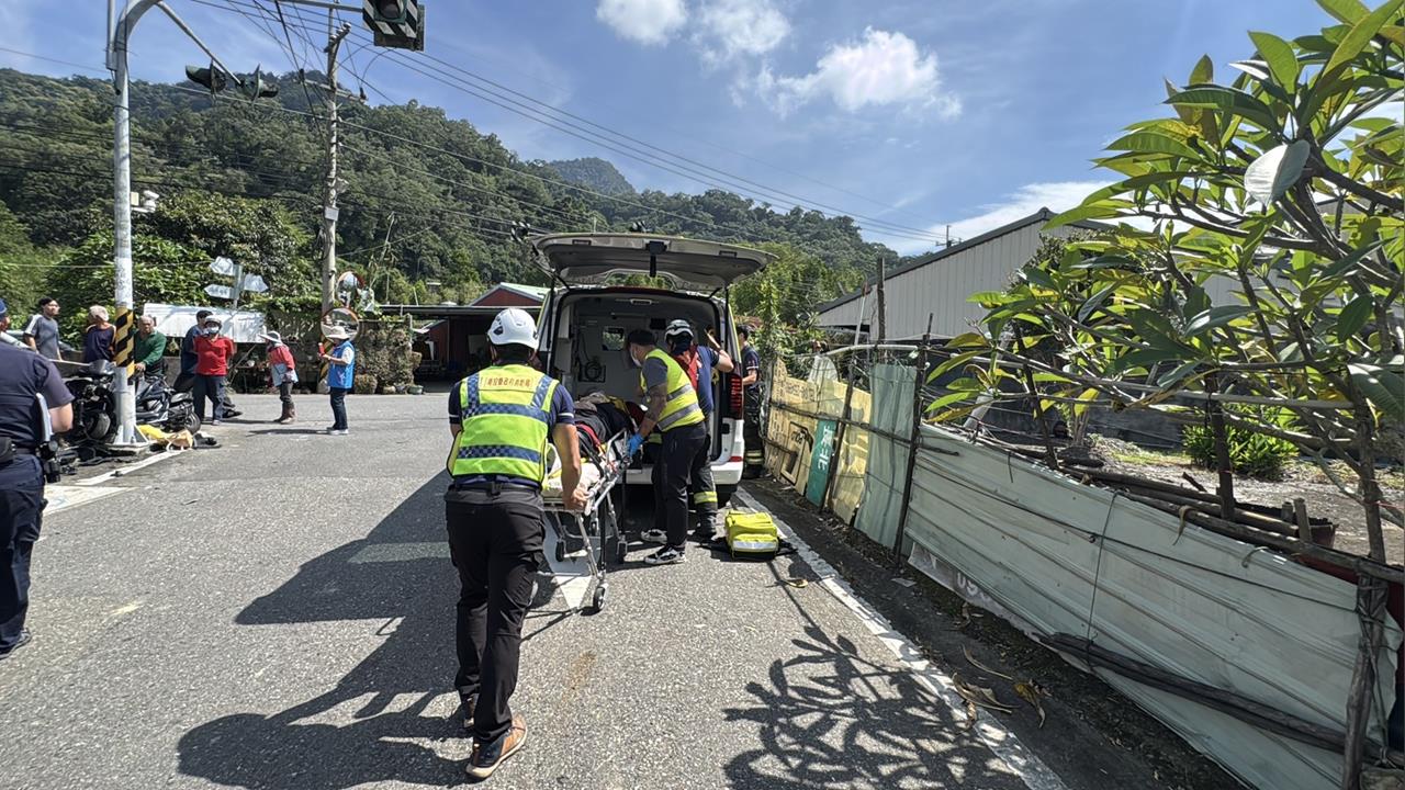 超車不慎？夜衝武嶺下山擦撞貨車、護欄　大一生噴飛墜橋重傷