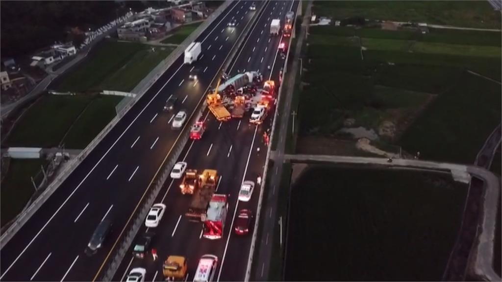 國道施工回堵 鮮奶車追撞翻覆壓死軍人