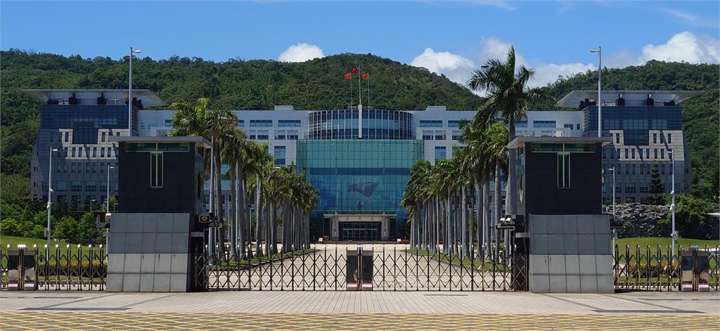 快新聞／黃國昌爆國策顧問涉百億軍服標案　國防部：已暫停採購、撤銷評選