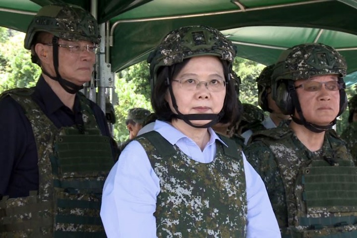 小英南下視導涼山部隊 反年改團體衝破封鎖線