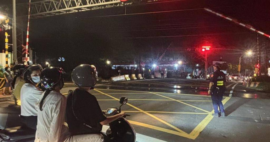 下班尖峰全亂了！內壢站轉轍器異常　平交道塞爆逾40列車誤點　