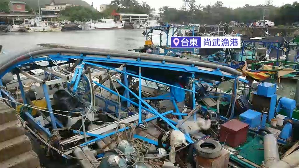「山竹」狂風暴雨吹毀漁船 漁民哭了