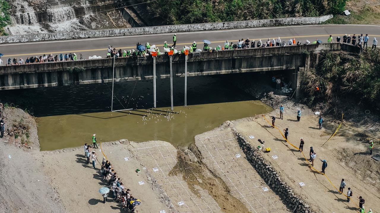 學術界突破！　中興大學縮比實驗「重現花蓮堰塞湖潰決」