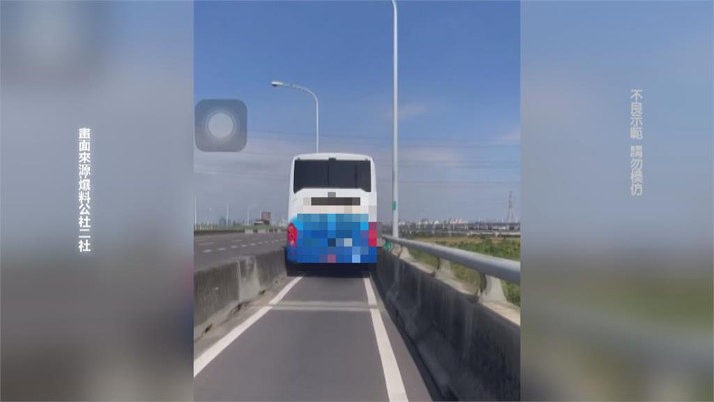 實在好窘!遊覽車誤闖機車道「嚕牆」 激起煙塵民眾傻眼