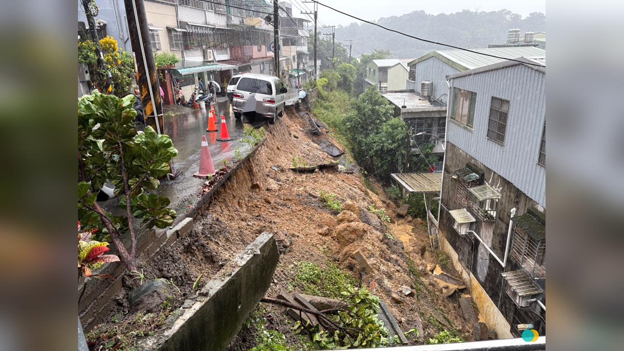 三峽邊坡驚傳土石滑落!「小貨車險墜落砸民宅」畫面曝光警急封鎖現場