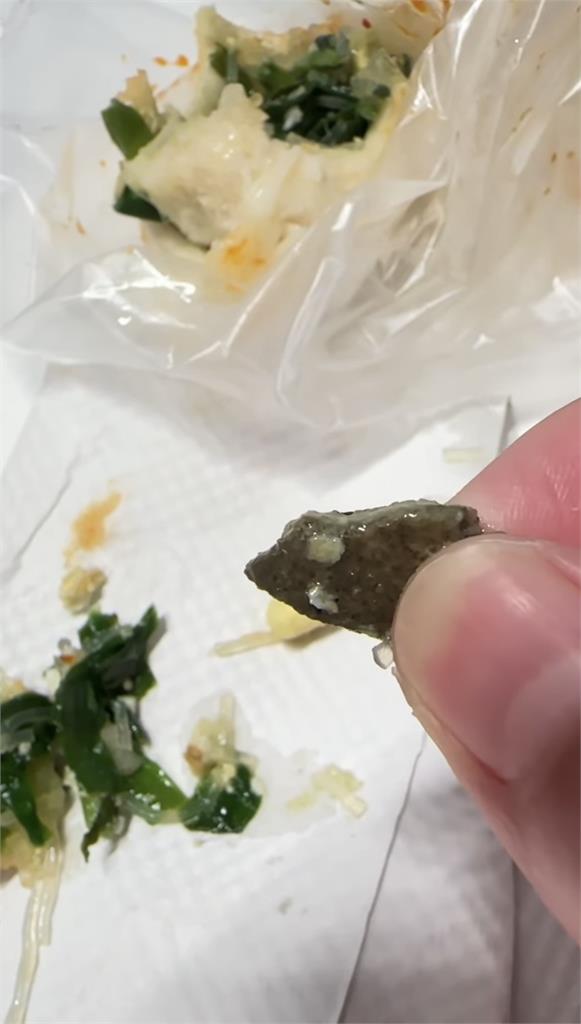 水煎包吃到一半「咬出石頭」民眾直呼誇張！業者：已退費