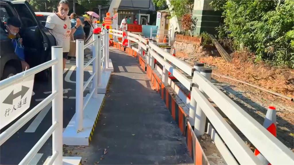 基隆建德國小外人行道施工　孩童與車爭道險象環生