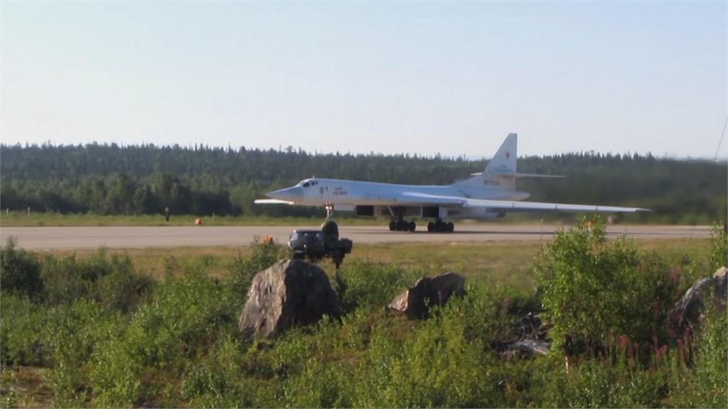 秀戰力！俄公開戰略轟炸機飛行畫面　「圖波列夫160型」可攜帶核武器