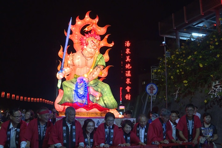 白河關仔嶺溫泉美食節登場 「火王爺」夜巡