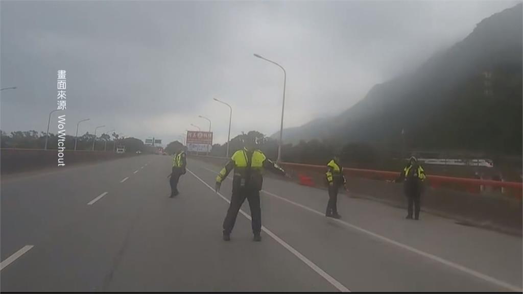 慢車道未標示禁行機車！　　騎士遭警攔下、網友怒罵警：管這麼寬？