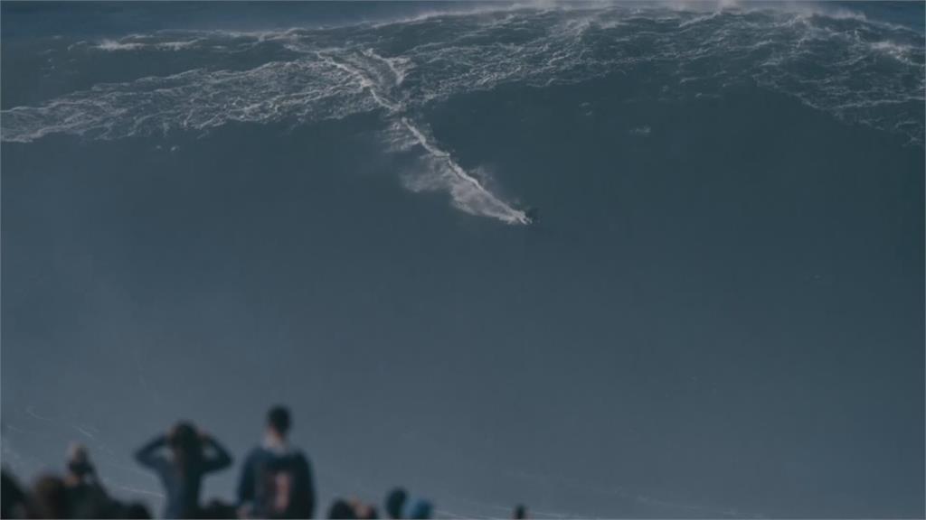 克服懼高症　衝上26.21公尺高巨浪創世界紀錄
