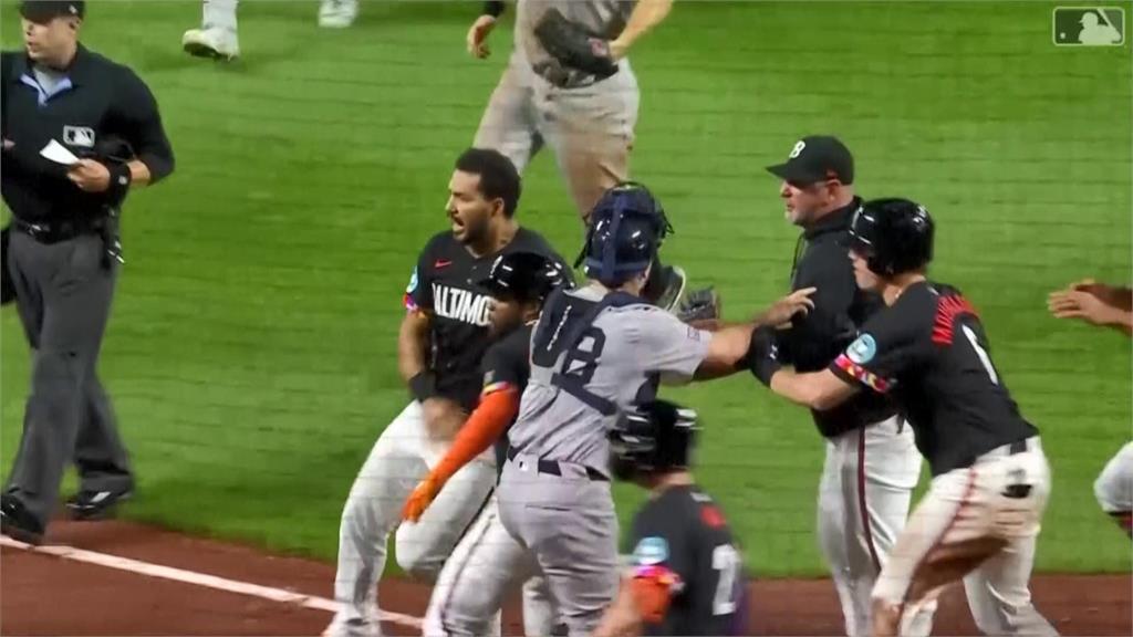 MLB（影）／遭156公里火球砸頭爆全武行　洋基金鶯板凳清空怒噴對手