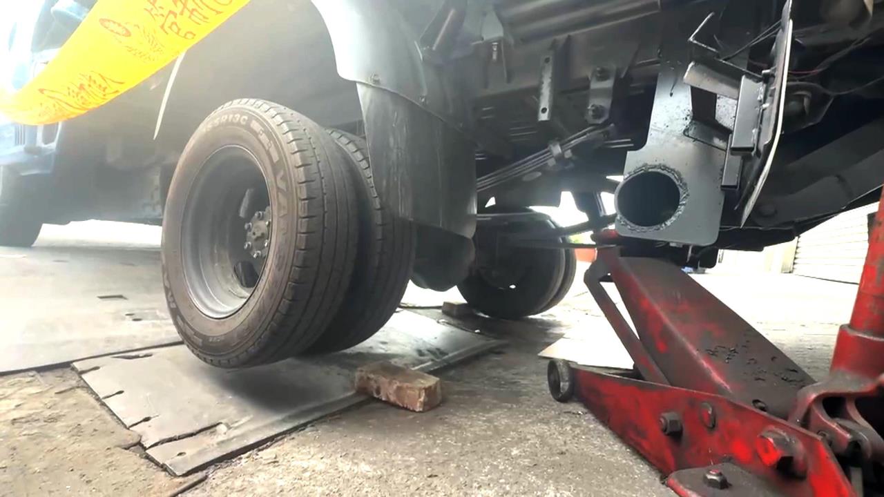 高雄修車廠意外！鑽車底維修貨車突滑落　老闆傷重不治