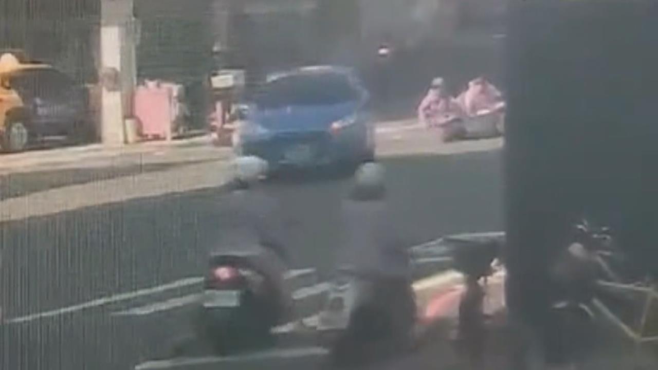 75歲駕駛疑操作不當撞5機車 肇事逃逸被熱心民眾追回