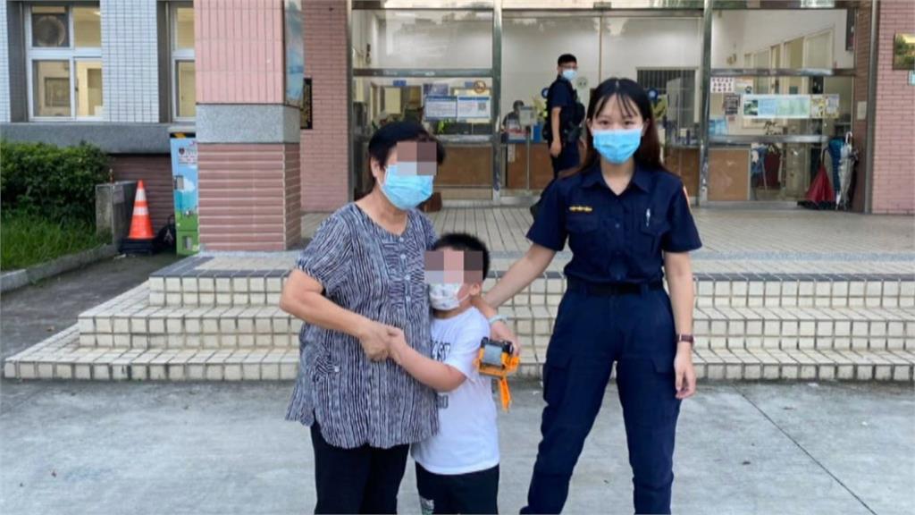 阿嬤不見了！　孫散步找嘸阿嬤急哭　祖孫派出所團圓