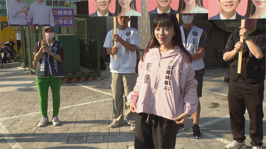 最喜歡的顏色! 黃捷一早路口拜票 "粉紅戰袍"亮相