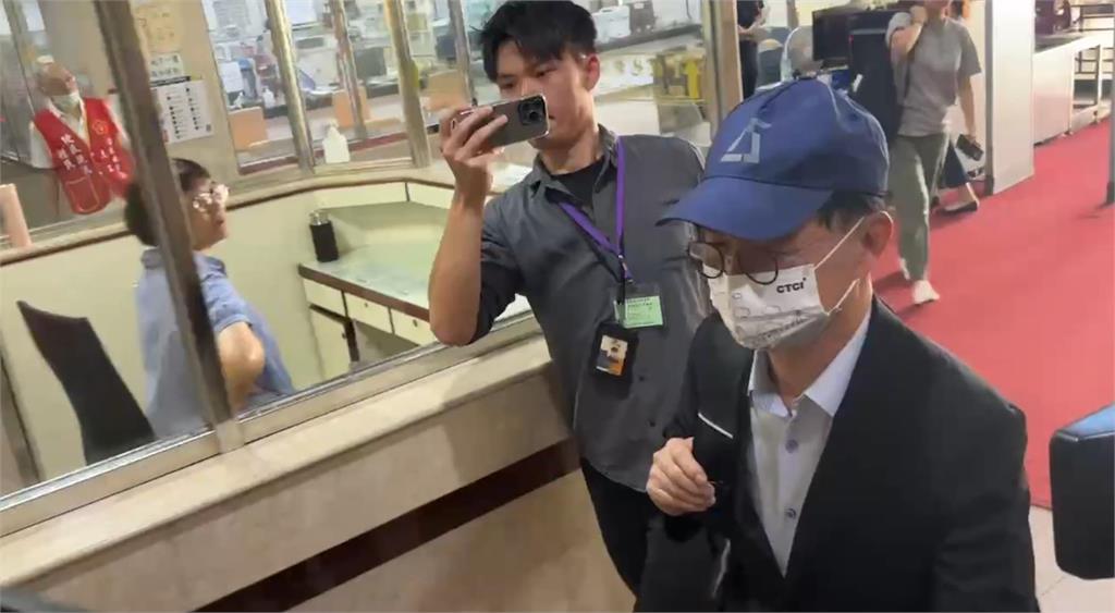 快新聞／彭振聲赴北院說明京華城案「不正訊問」　崩潰大哭曝太太墜樓輕生
