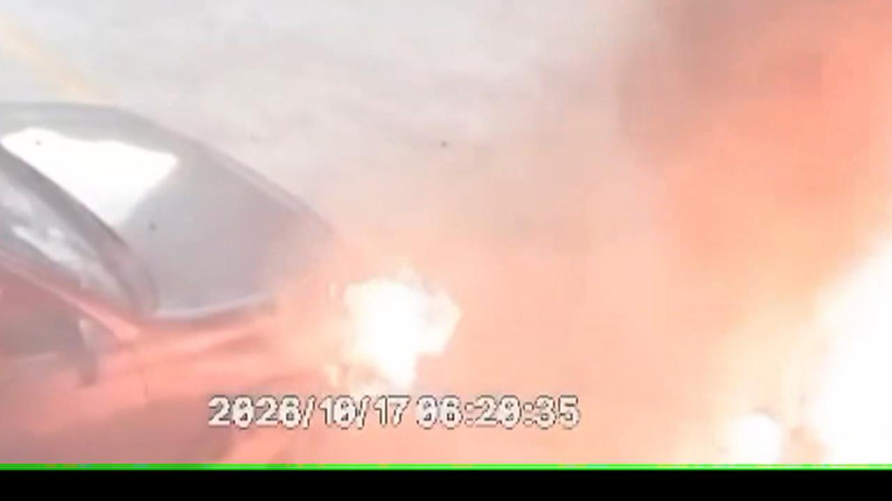 新莊停車場驚傳火燒車! 8機車1汽車慘遭大火吞噬