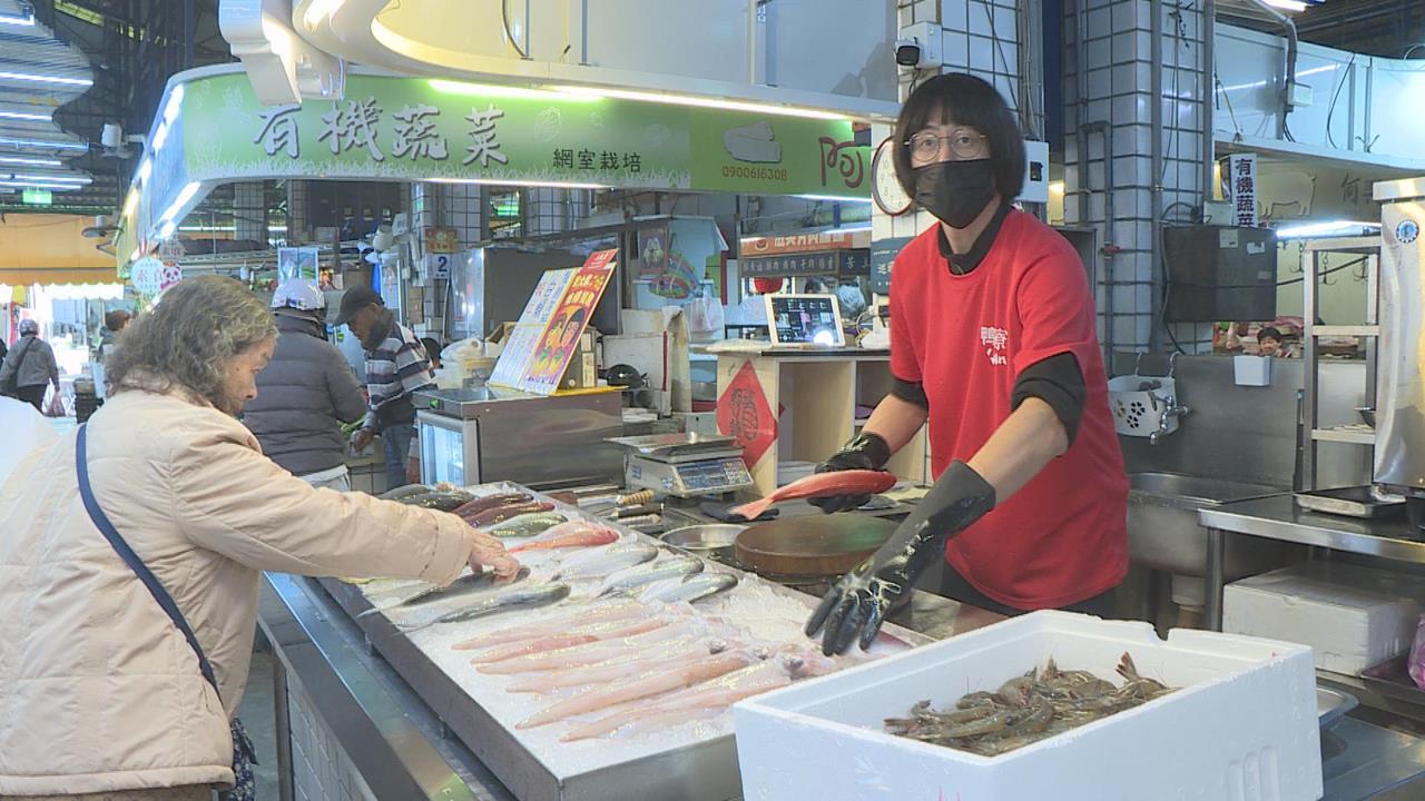 英文彆腳熱情不減！　賣魚哥招待外國客影片爆紅