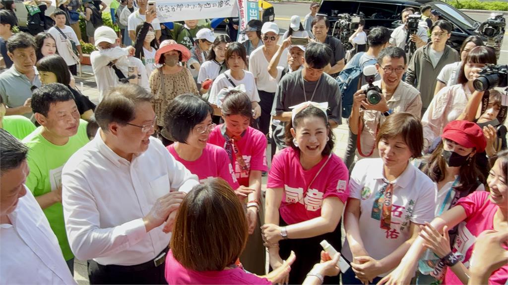 快新聞/漏網鏡頭!大罷免大防曬 美魔女、蘇巧慧笑喊:現在是邱議瑩色號