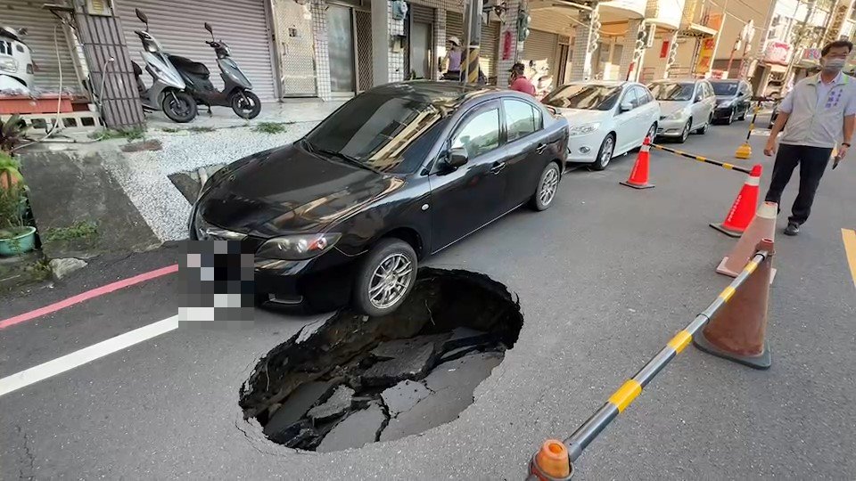 快新聞／台南永康道路出現1公尺寬「天坑」　轎車左輪慘卡無法動彈
