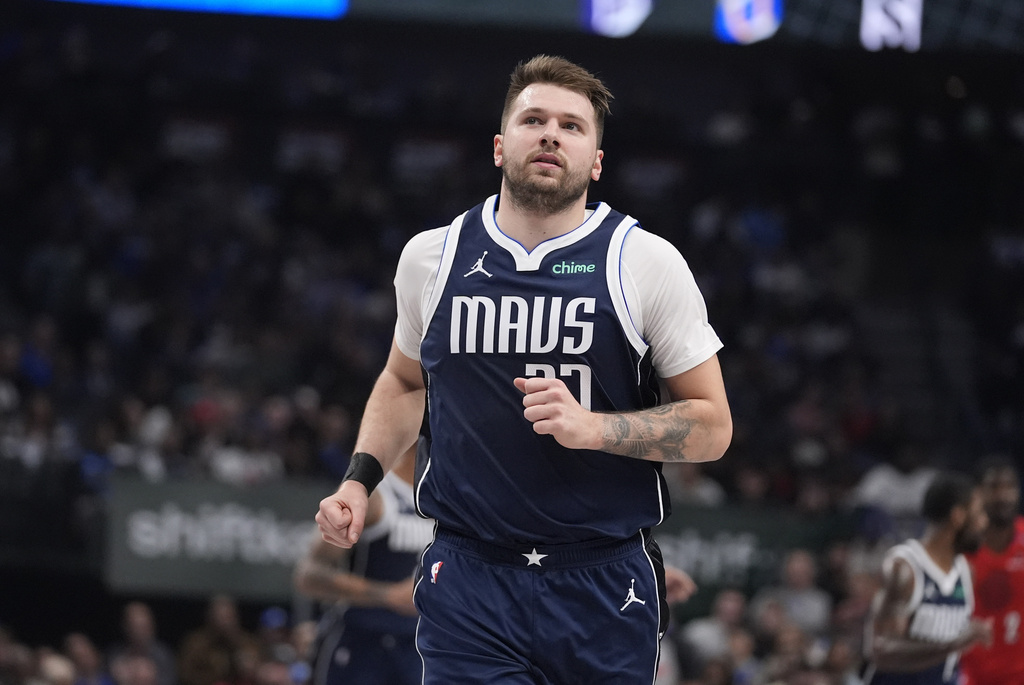 NBA／拄拐杖離開球場！耶誕大戰獨行俠傷歐洲金童　外媒曝：恐長期缺戰