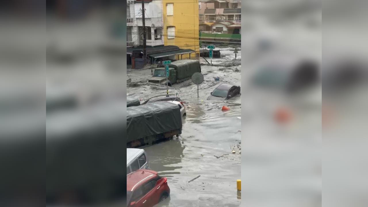 快新聞／比首波還大！馬太鞍溪堰塞湖第二波溢流　軍用卡車被沖走