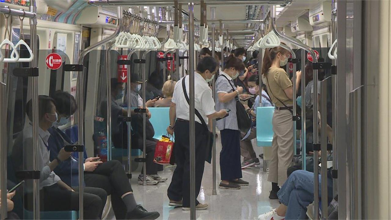 搭捷運靠門邊站不行？他怒拍照公審「自私文盲」慘被嗆爆
