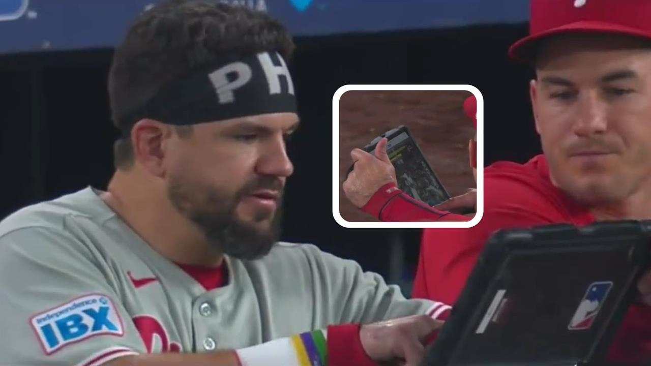 MLB(影)/比賽中「看平板」研究大谷50轟「如何揮棒」?史瓦伯超認真網友稱讚