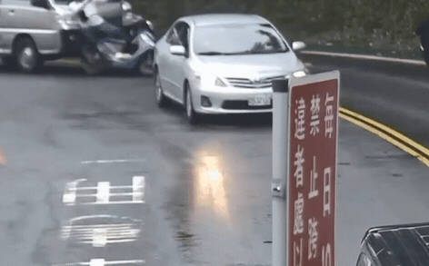快新聞/九份驚悚車禍!廂型車疑酒駕輾過81歲騎士 失去生命跡象搶救中