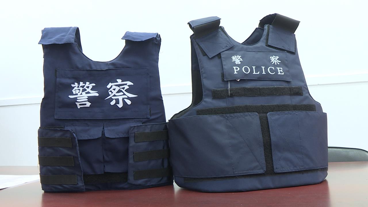 基層警諷新式防彈背心像「後媽裙」　議員質疑：徒手能折凹