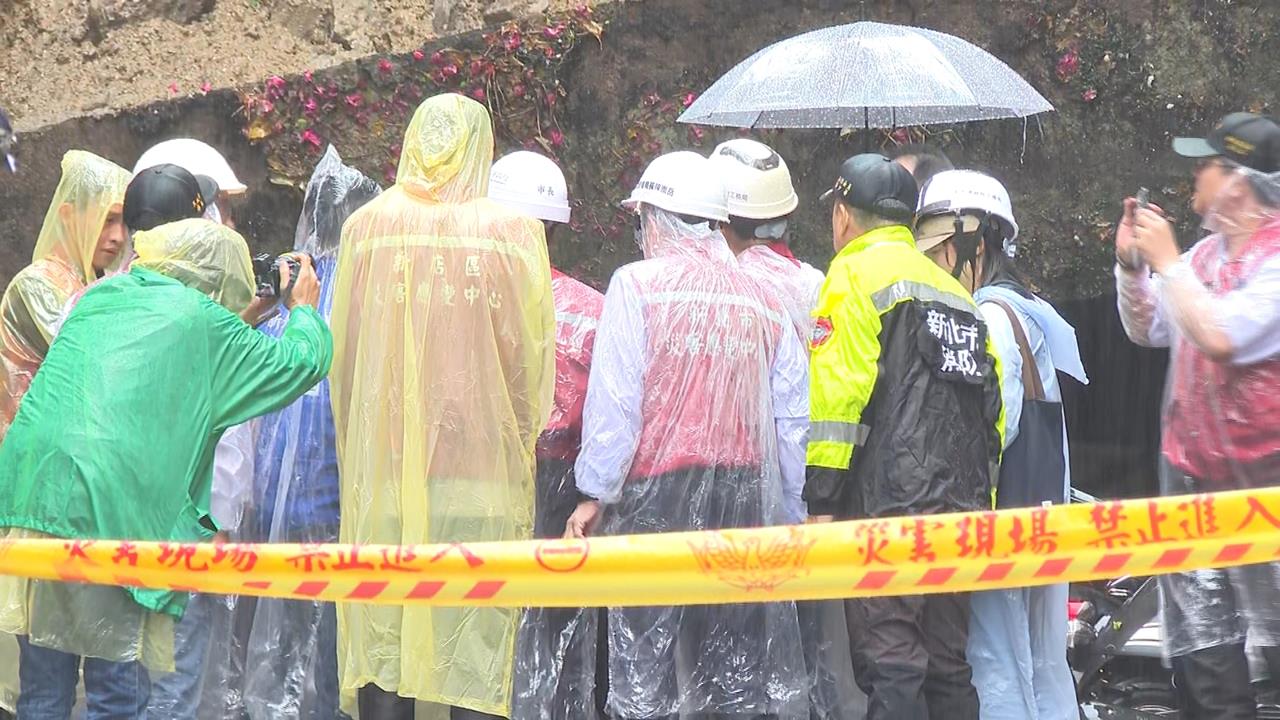 連日大雨成災!新店社區擋土牆滑落 近百人連夜撤離