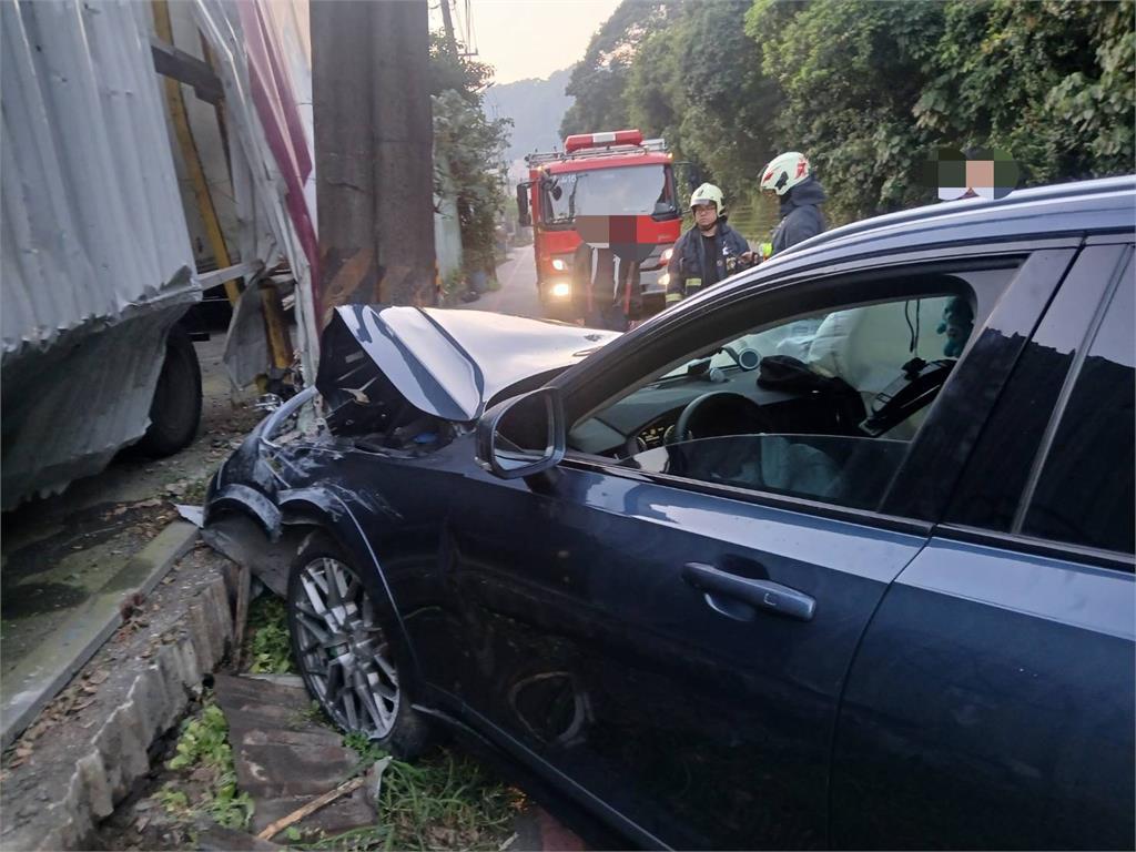 快新聞／碰！新北男駕駛精神恍惚「直撞電線桿」　車頭毀損畫面曝光