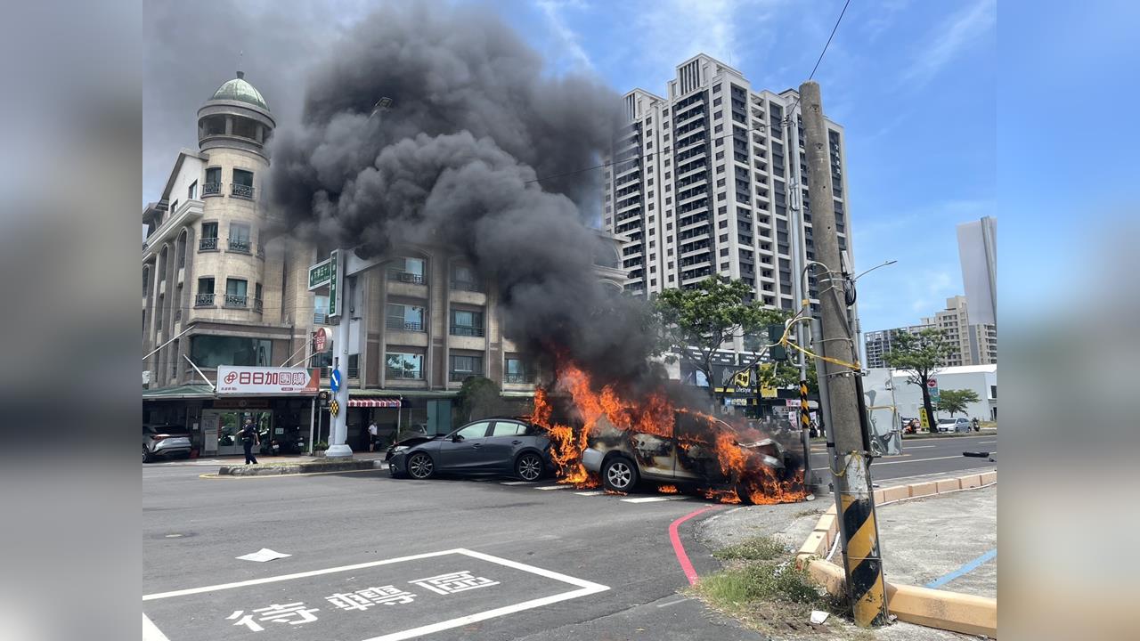 快新聞/驚悚畫面!迴轉撞對向車「燒成火球」 高雄72歲駕駛急跳車保命