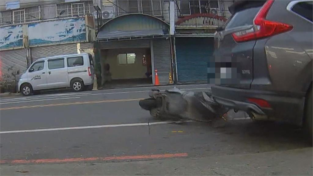撞了就跑！開車左轉撞騎士肇逃 外送員幫追車記車牌
