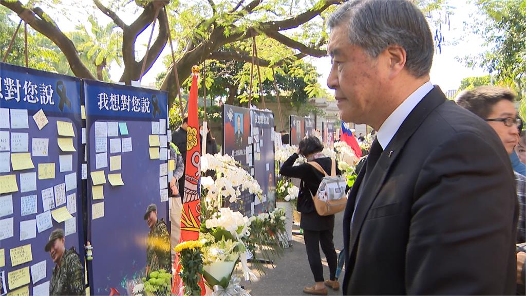 當年昌平墜機他幸運生還...如今撫黑鷹殉職中將照片哀悼