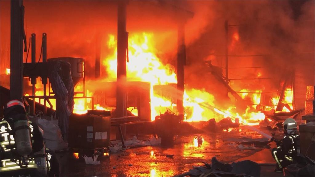塑膠加工廠大火　濃煙竄天炸掉半邊廠房