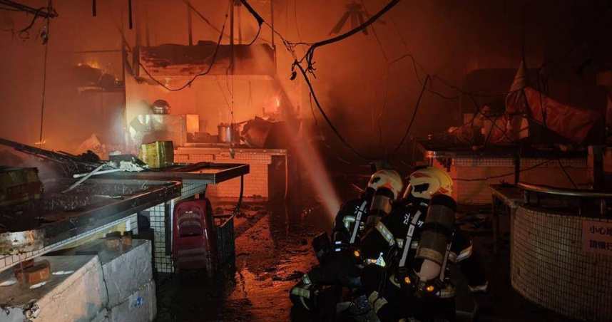 市場連環火!澎湖北辰市場凌晨陷火海 9車21人緊急滅火6攤全毀