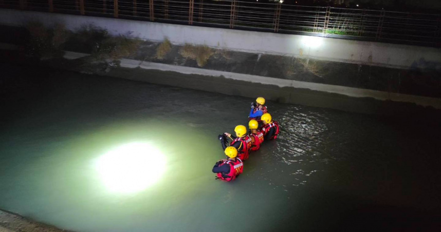 與哥哥在水圳旁嬉戲！5歲童落水溺斃　警消搜救4小時尋獲遺體